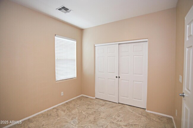 Building Photo - 1090 W Caroline Ln