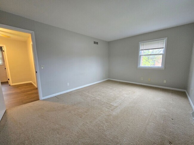 Building Photo - 306 Robinhood Ln