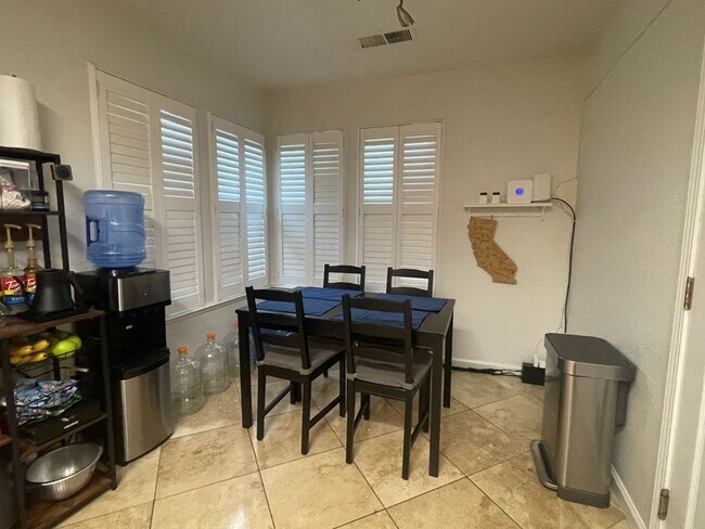Building Photo - Fantastic East Davis 3 bedroom available for summer move in!