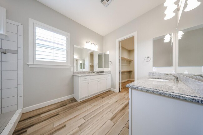 Building Photo - 1424 E Pedro Rd