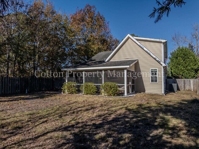 Building Photo - 102 Blossom Cir