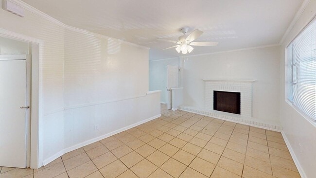 Building Photo - 409 Augusta Ave