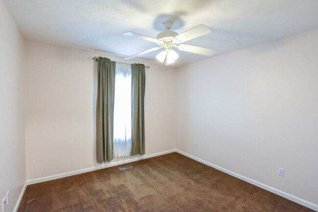 Building Photo - Pet Friendly Near i24!