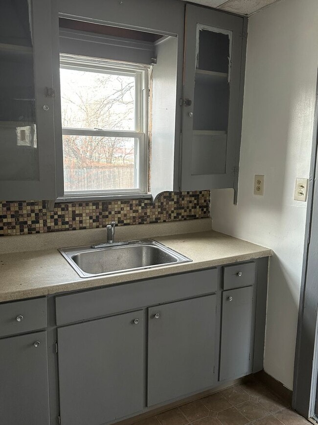 Building Photo - 3bd Single Collinwood Cash Pay