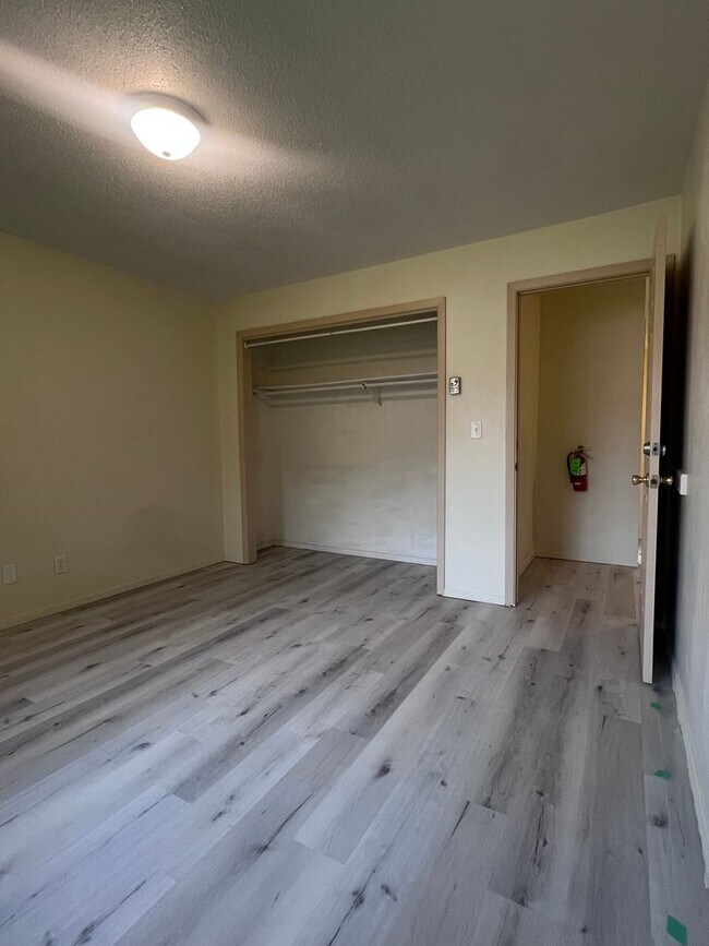 Building Photo - 114 17th Ave E
