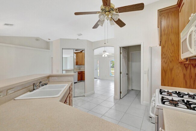 Building Photo - 189 SE Floresta Dr