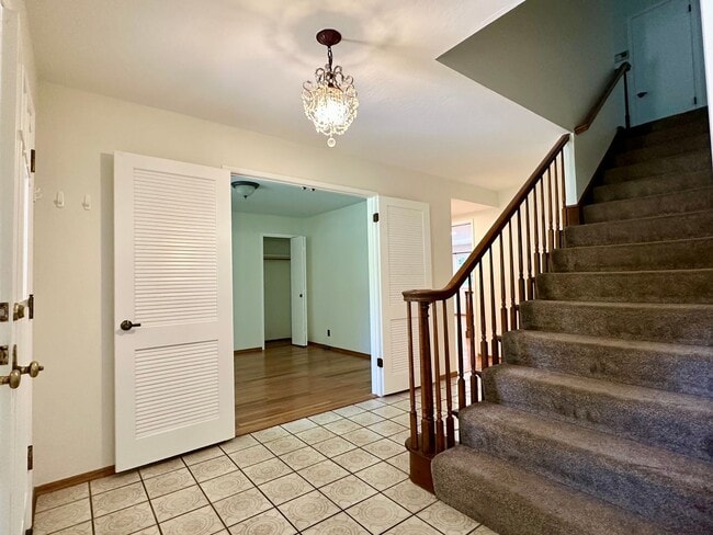 Building Photo - 4 Bedroom Home + Den in Saratoga!