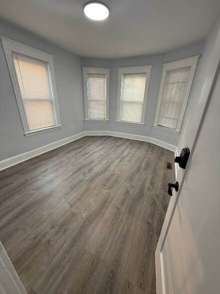 Building Photo - 7 Brenton St