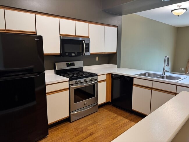 Building Photo - 1457 Walnut Hill Ave