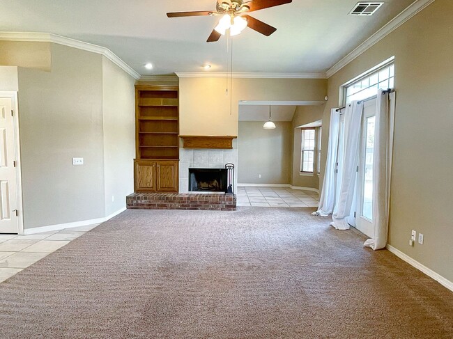Building Photo - Absolutely Gorgeous Home in Moore with Spa...