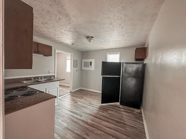 Building Photo - 1410 Cave Springs