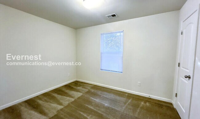 Building Photo - 3 Bed/3 Bath Home with Garage / Pet-Friendly / Available Now!