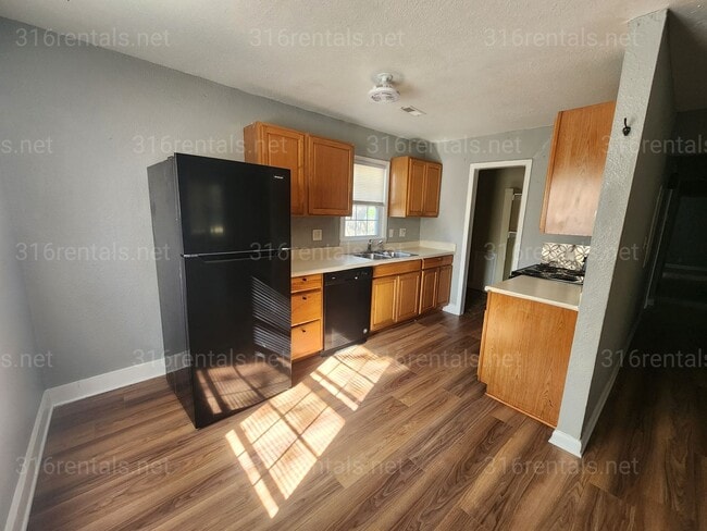 Building Photo - $1,050 3 bedroom / 2 bathroom - Single Family Home