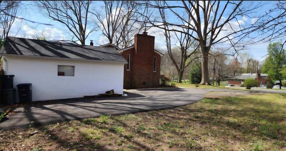Building Photo - 8405 Rugby Rd