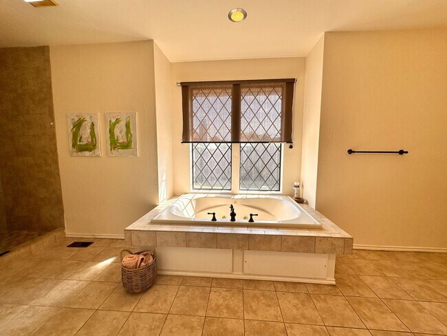 Building Photo - Spacious 4 Bed in Deer Creek