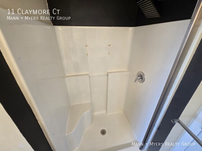 Building Photo - 11 Claymore Ct