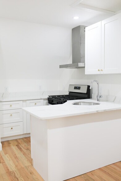 Primary Photo - 170 Salem St