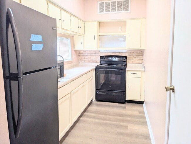 Building Photo - 10855 Meadowglen Ln