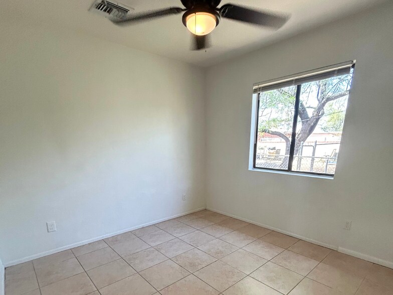 Building Photo - 815 E Lester St