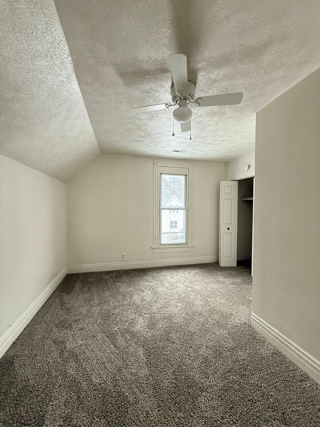 Building Photo - HOUSE...LARGE 3 Bedroom 2 Bath