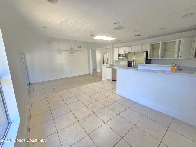 Building Photo - 771 Onyx Dr NE