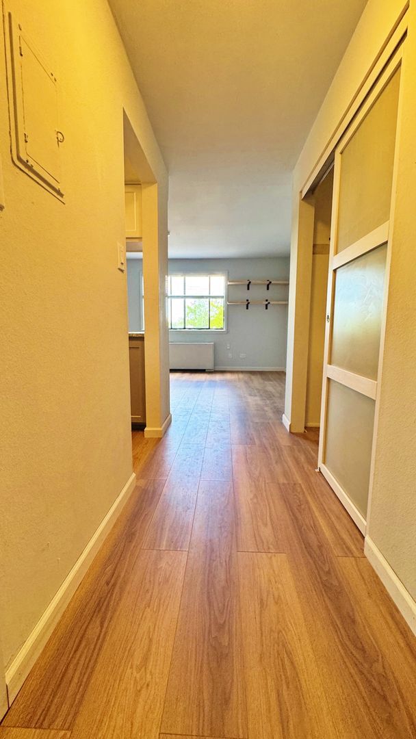 Building Photo - Fully Remodeled Sunny & Quiet Top Floor St...