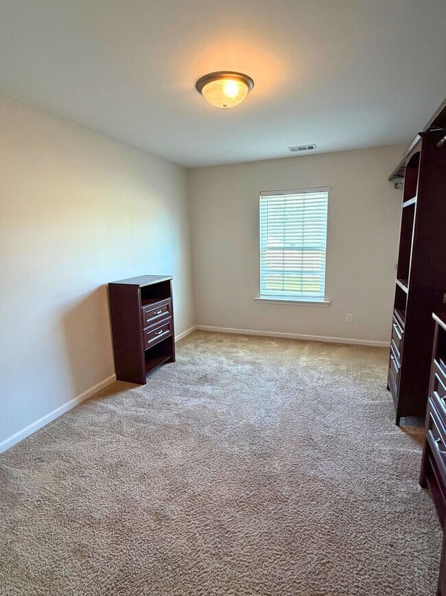 Building Photo - Spacious 5-bedroom, 3-bath home featuring two additional flex rooms!