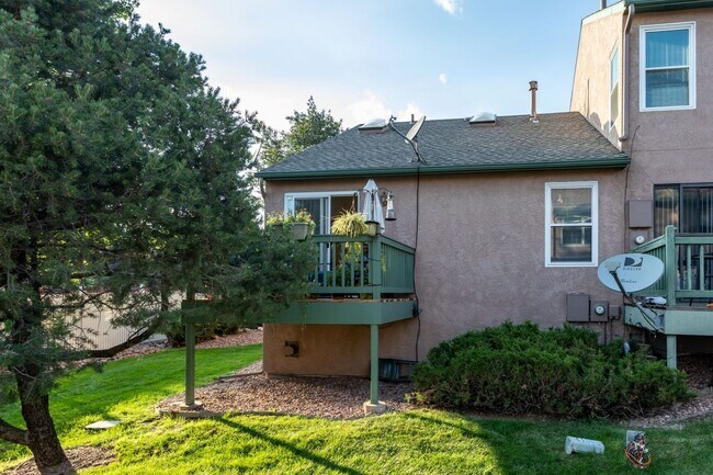 Building Photo - 111 Iveystone Ct