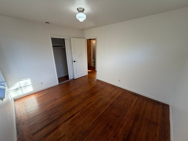 Building Photo - 3 Bed / 1.5 Bath | Thornwood Terrace Home Available Now