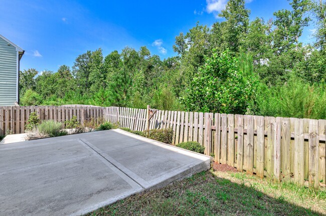 Building Photo - 140 Pebble Ln