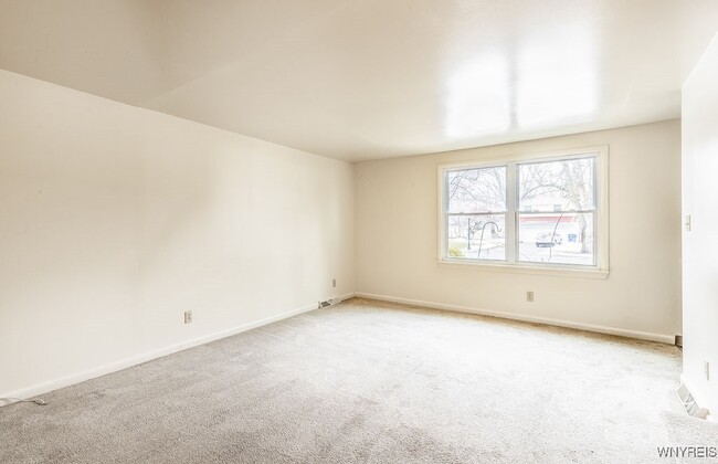Building Photo - 140 Ayrault Dr