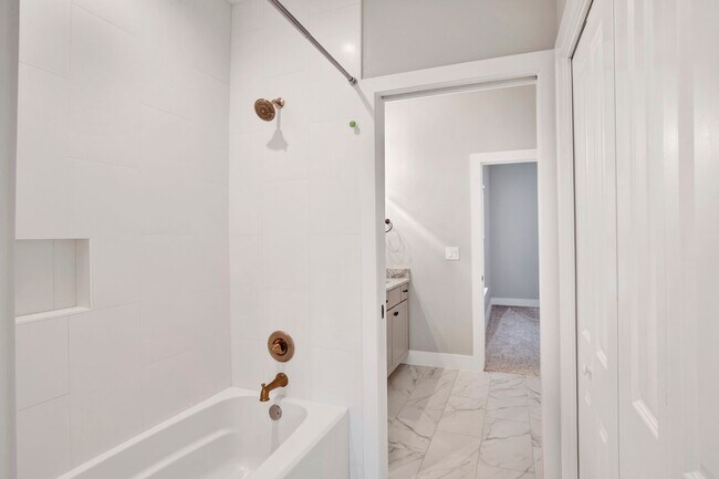 Building Photo - Spacious 2021 home close to beaches and shopping!