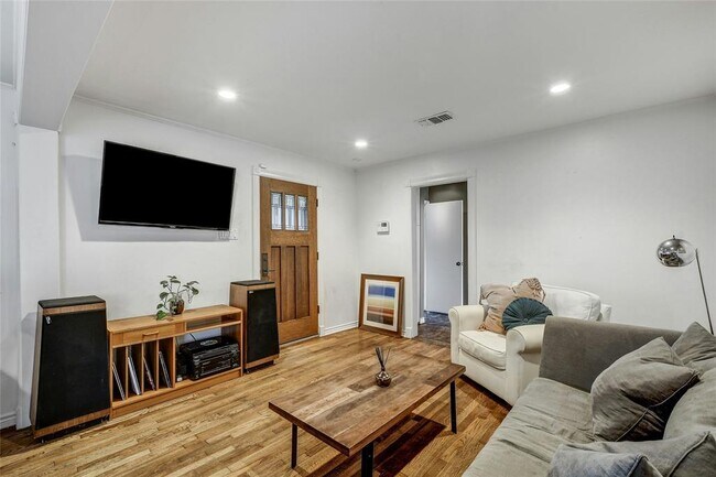 Building Photo - 913 W Johanna St