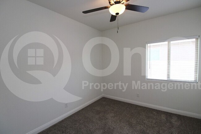 Building Photo - 1686 W Paisley Dr