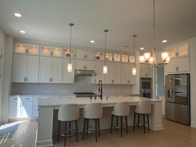 Building Photo - 6490 Pond Vw Dr