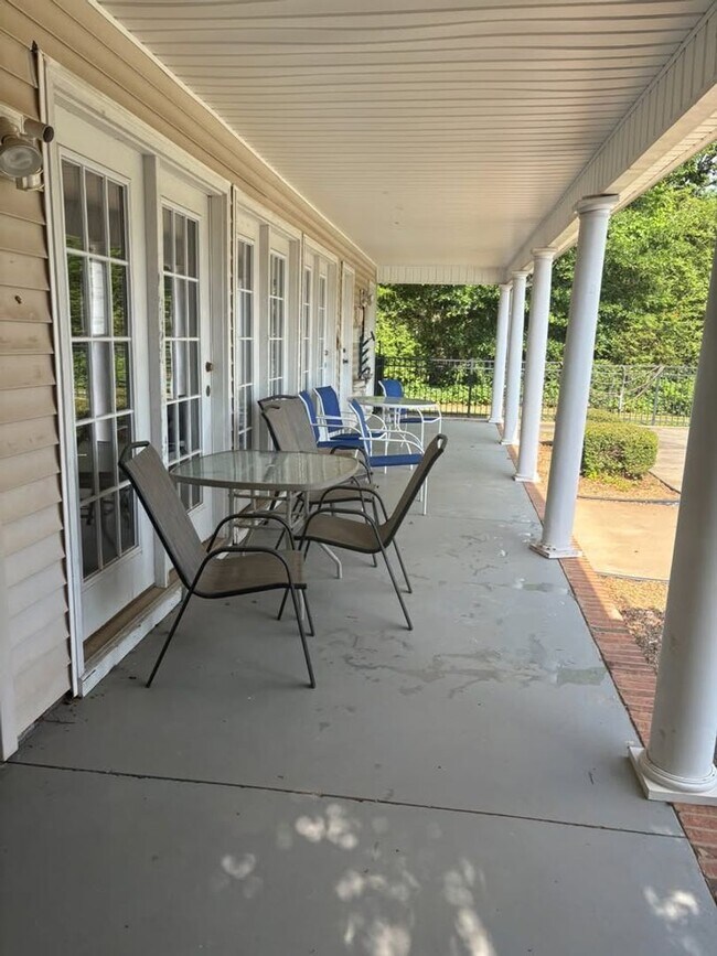 Building Photo - 3BR House with Community Pool