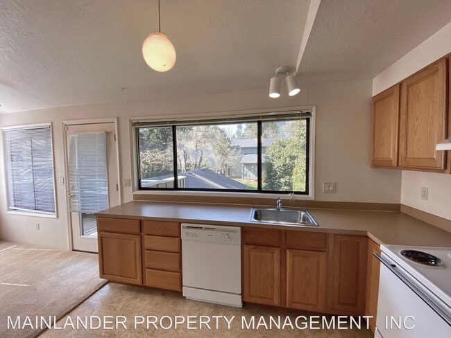 Building Photo - 5961-6963 SW Childs Rd