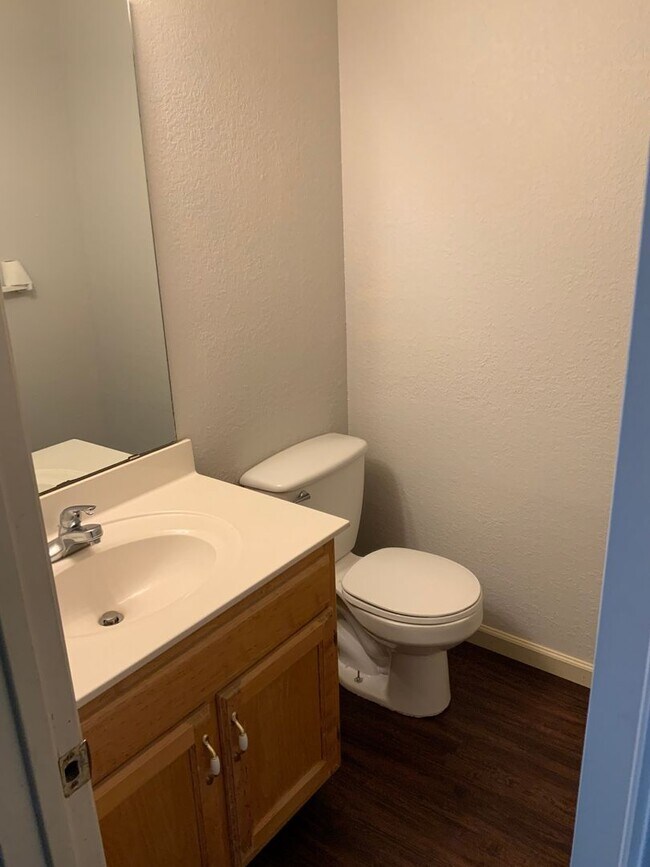 Building Photo - 424-424 Eisenhower St