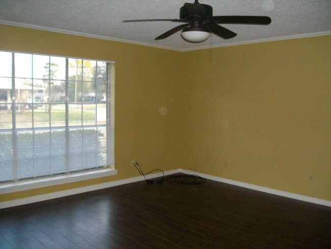 Building Photo - Large Townhouse One Block off Youree Drive and Southfield Road