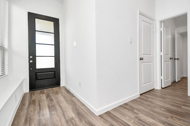 Building Photo - 5535 Holly Hvn Ct