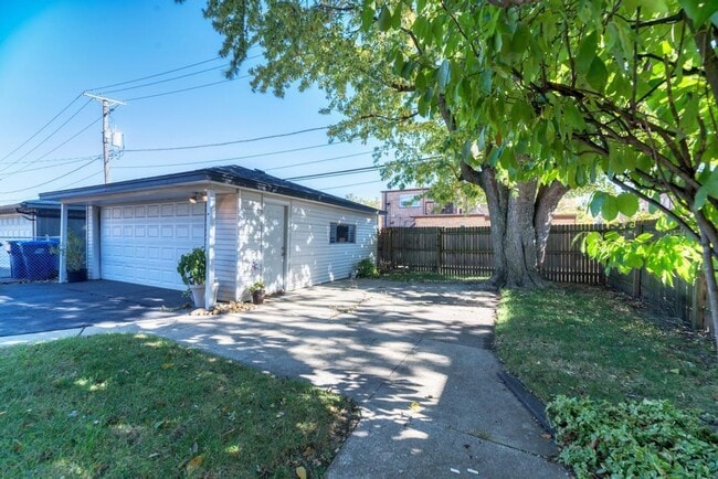 Building Photo - 9323 80th Ct