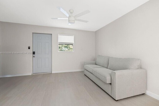 Building Photo - 2305 Tamarind Dr