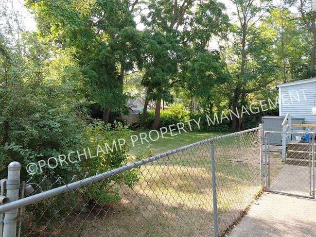Building Photo - 319 E Forest Ave