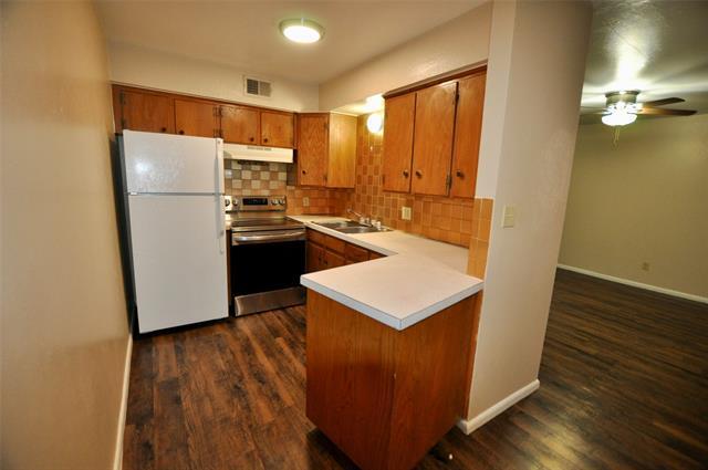 Building Photo - 202 E Oak St