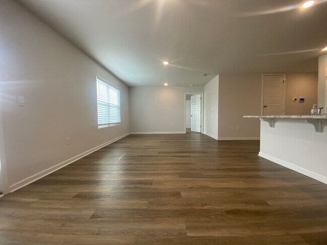 Building Photo - Efficient 4BR Living with Fenced Yard & Convenient Access