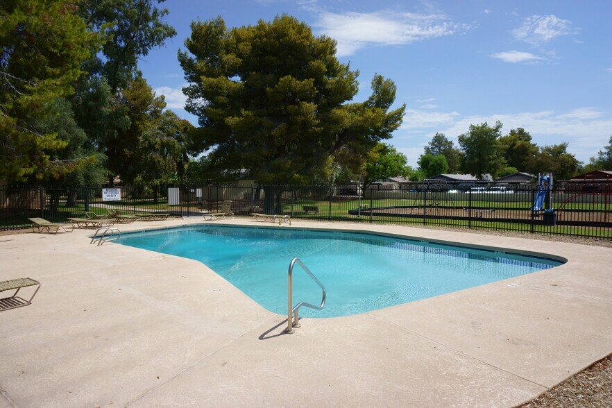 Building Photo - 3304 S Parkside Dr