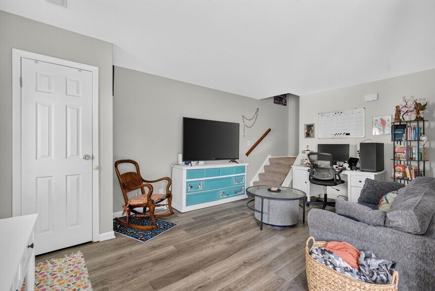 Building Photo - 2303 Aster Dr