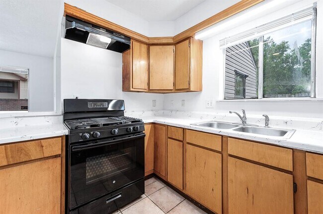Building Photo - 9303 Kingsflower Cir