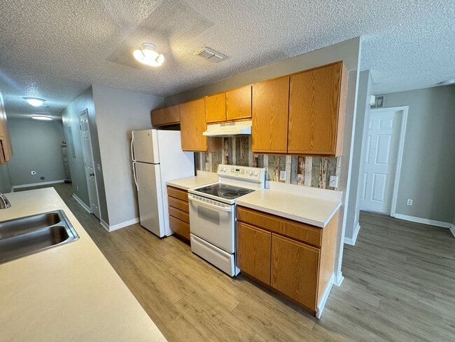 Building Photo - Beautiful 3/2 Duplex in St. Cloud