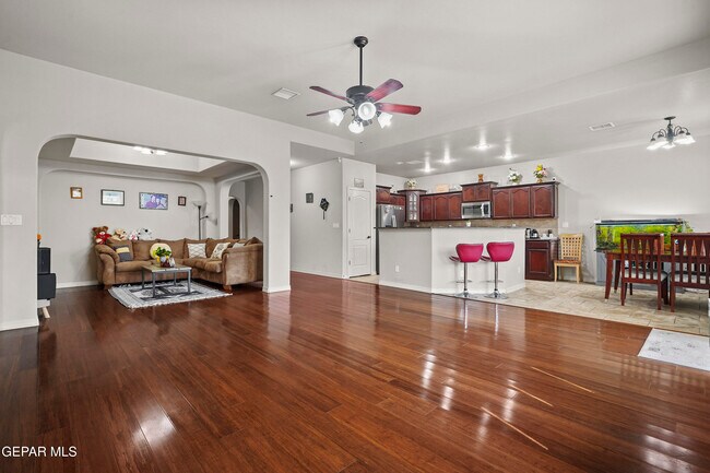 Building Photo - 14560 Meadow Lawn